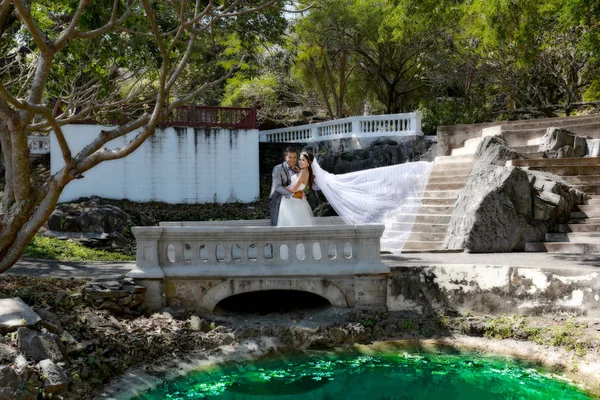 Asiatisches Paar fotografiert vor der Hochzeit ist vor der Hochzeit auf koh — Stockfoto