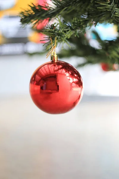 Rode bal de kerstboom versieren. — Stockfoto