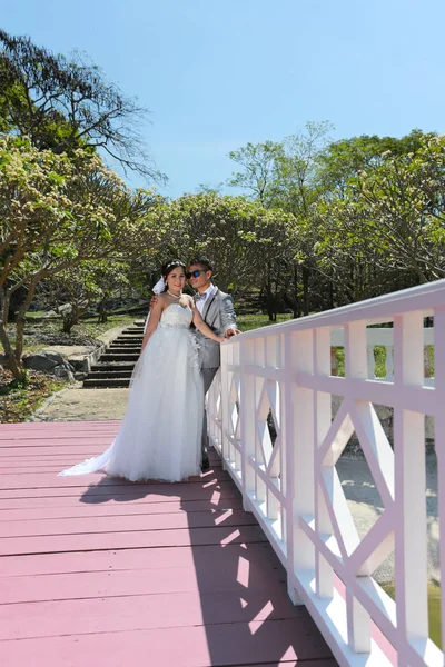 Pareja asiática fotografiada antes del matrimonio es pre-boda en Koh — Foto de Stock