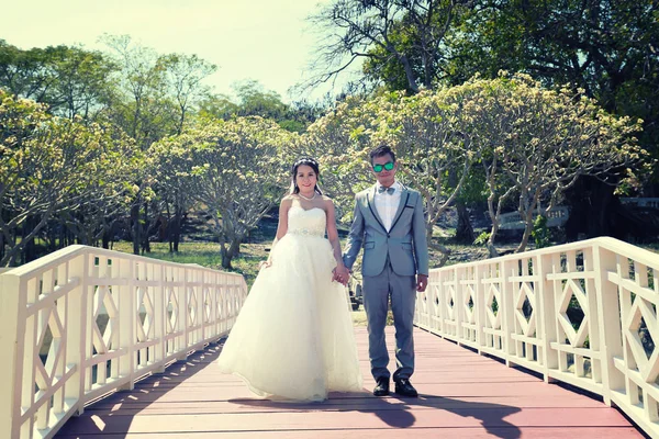 Couple asiatique photographié avant le mariage est pré-mariage sur Koh — Photo