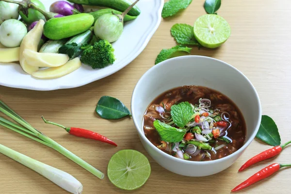 Eingelegte Miesmuscheln aus thailändischen Speisen mit würzigem Salat in einer Schüssel auf Holz — Stockfoto