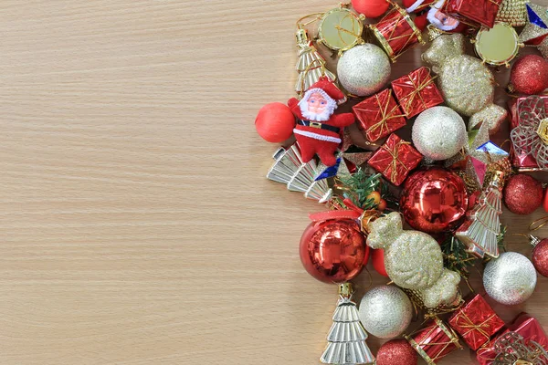 Equipo Decoraciones de Navidad se colocan en un flo de madera marrón —  Fotos de Stock