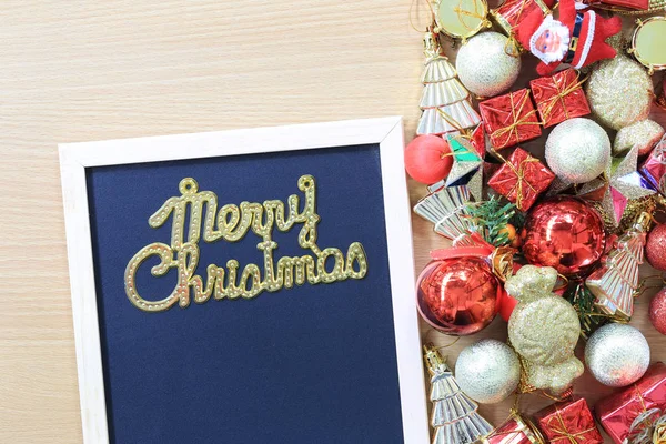 Frohe Weihnachten Text und Ausstattung Dekoration sind auf einem b platziert — Stockfoto