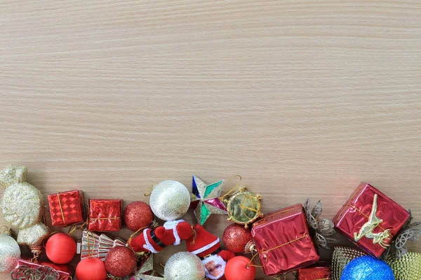 Equipo Decoraciones de Navidad se colocan en un flo de madera marrón —  Fotos de Stock