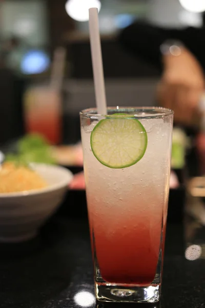 Gemengd met soda in een glas vruchtensap. — Stockfoto