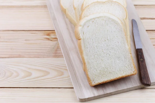 Dilimlenmiş ekmek yığılmış bir Ahşap doğrama tahtası.