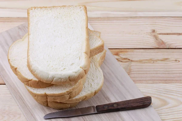 Dilimlenmiş ekmek yığılmış bir Ahşap doğrama tahtası.