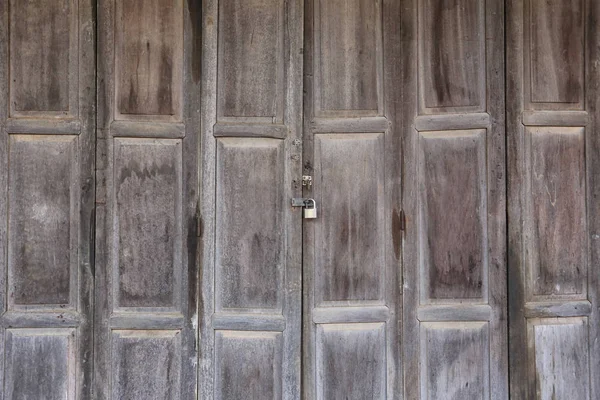 Old wooden door that Locks closed for security. — Stock Photo, Image