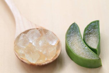 Ahşap zemin üzerinde taze Aloe Vera dilimlenmiş.