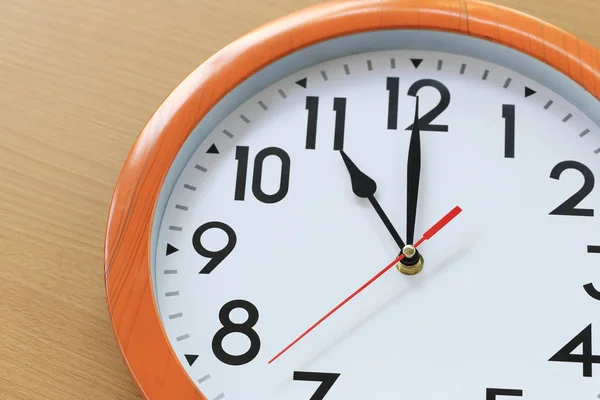 Hora de enfoque en el reloj de las once en punto para el diseño en su autobús —  Fotos de Stock