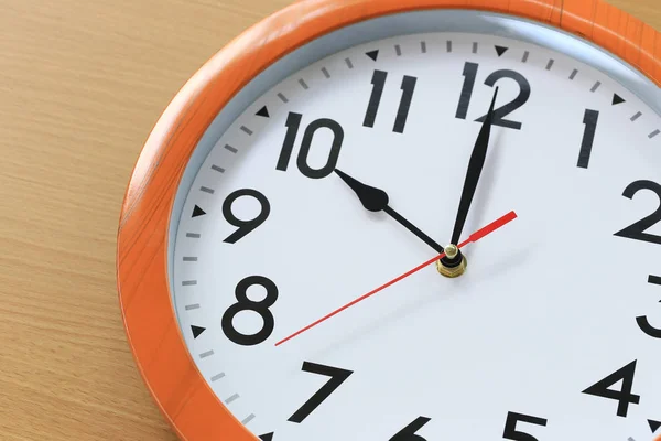 Temps de mise au point dans l'horloge de dix heures pour le design de votre busine — Photo
