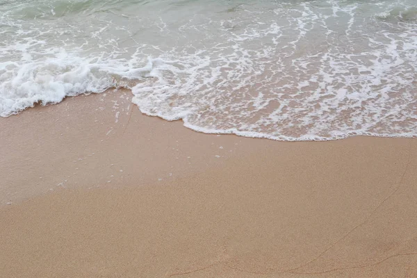 Wellen am Strand der Meer-Tropen an einem Tag. — Stockfoto