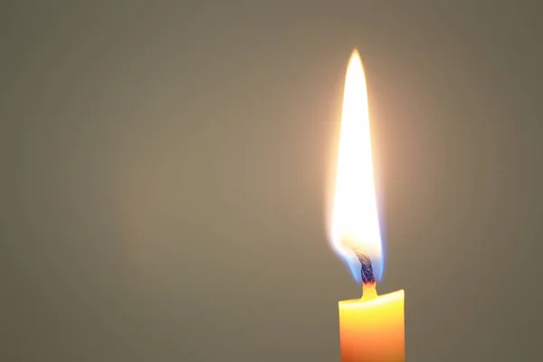 Kerzenflamme brennt. — Stockfoto