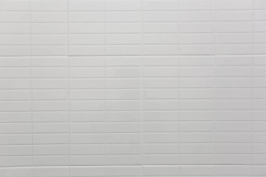 Kare desenli beyaz çini duvar.