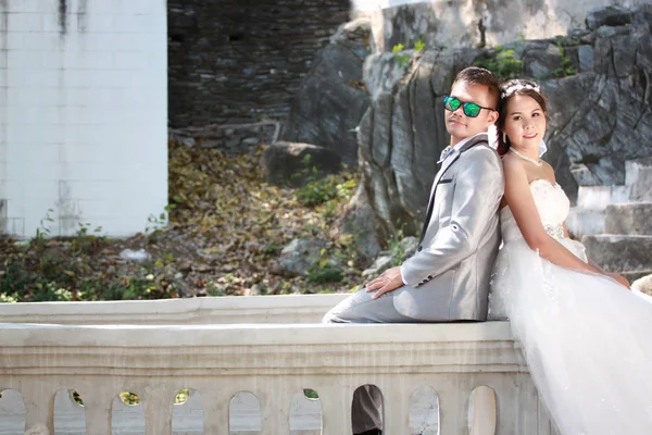 Asian couple photographed before marriage is Pre-wedding on Koh — Stock Photo, Image