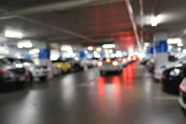 Estacionamiento de coches borrosos y luz bokeh . — Foto de Stock