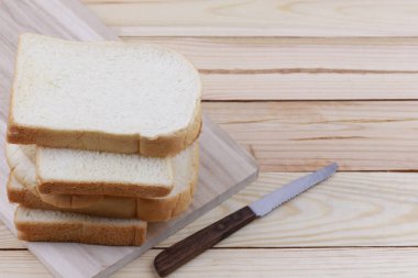 Dilimlenmiş ekmek yığılmış bir Ahşap doğrama tahtası.