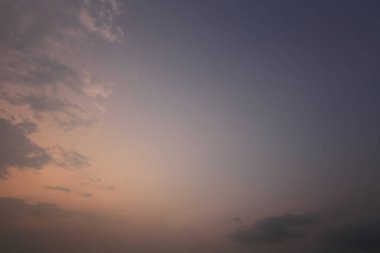 Akşam alacakaranlık arka plan ile gökyüzü.