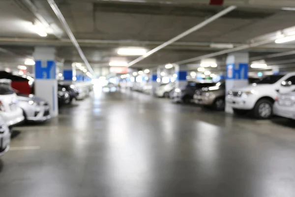 Carros embaçados estacionamento e luz bokeh . — Fotografia de Stock