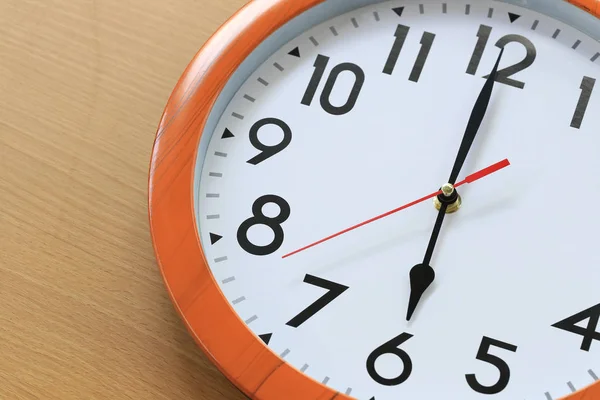 Temps de mise au point dans l'horloge de six heures pour le design de votre busine — Photo