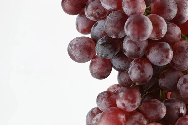 Uvas frescas isoladas sobre fundo branco. — Fotografia de Stock