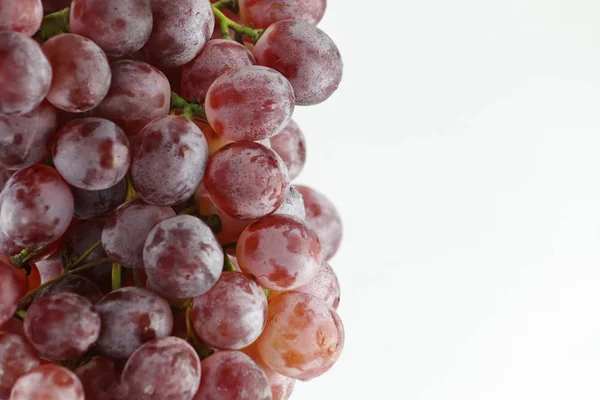 Uvas frescas isoladas sobre fundo branco. — Fotografia de Stock