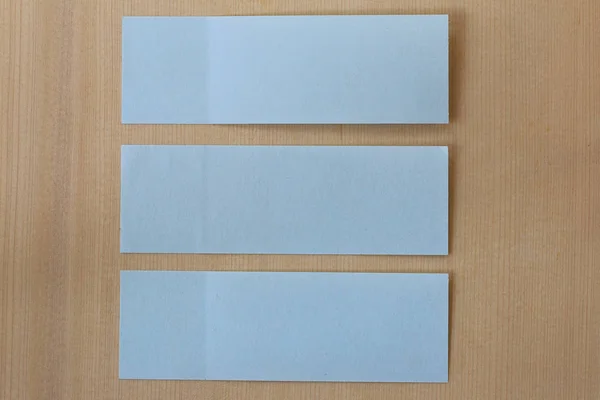 Nota de papel azul vacía en suelo de madera marrón . — Foto de Stock