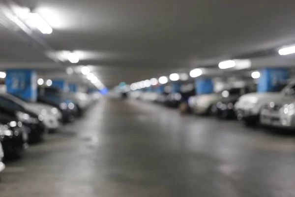 Carros embaçados estacionamento e luz bokeh . — Fotografia de Stock