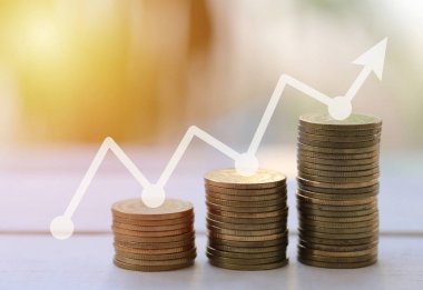 Paralar biftek iş ahşap zemin üzerinde grafik ve ok var