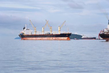 Denizde kargo gemisi.