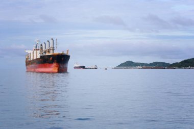 Denizde kargo gemisi.