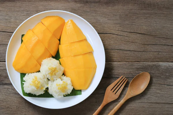 Mango and sticky rice in the white dish on wooden floor,Thai des — Stock Photo, Image