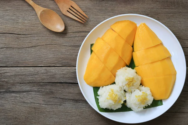 Mango and sticky rice in the white dish on wooden floor,Thai des — Stock Photo, Image