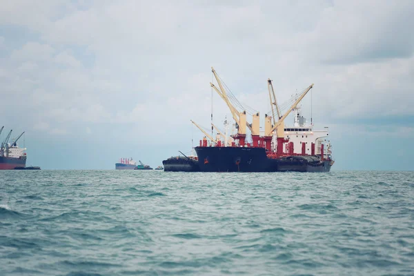 Navire cargo dans la mer. — Photo