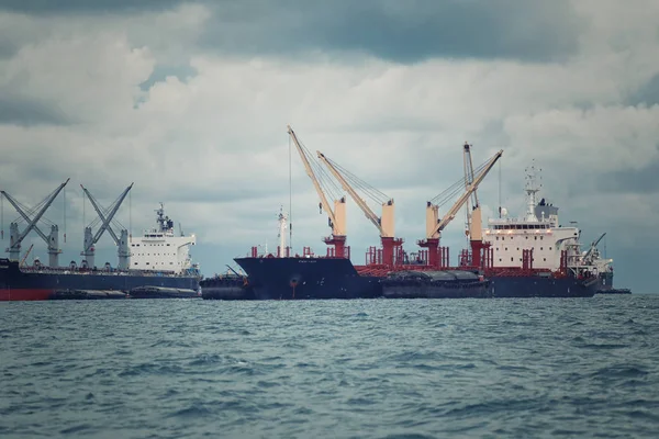 Vrachtschip in zee. — Stockfoto