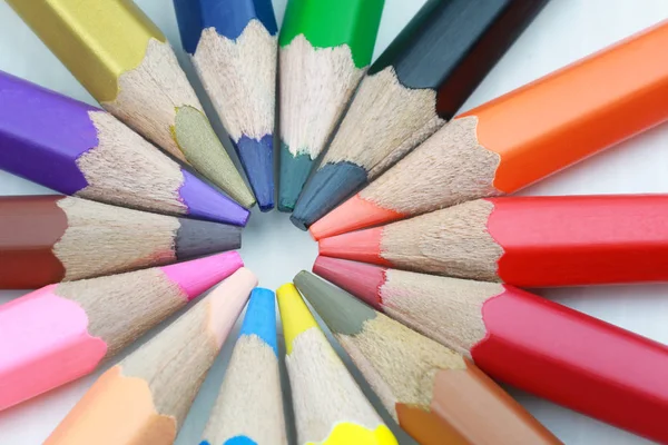 Colored pencils arranged in a circle. — Stock Photo, Image