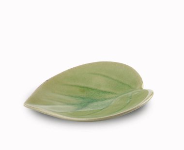 Beyaz arka plan üzerinde nokta odak izole yaprak şekli plaka.