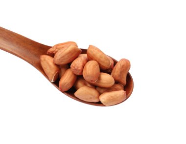 Bir kaşık beyaz arka plan üzerinde izole fıstık bulunmaktadır.