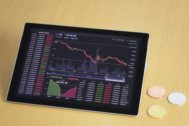 Ahşap zemin ve dijital grafik sekmesinde Bitcoin para birimi