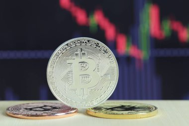 Ahşap zemin ve dijital grafik backgrou üzerine yerleştirilmiş gümüş bitcoin