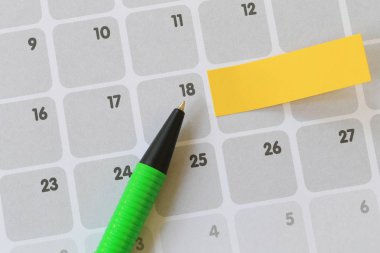 Kalem noktaları takvim on sekiz bir dizi için yeşil ve boş var