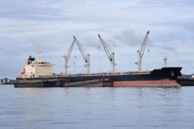 Denizde kargo gemisi.