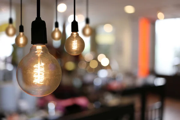 Lámparas vintage en un restaurante . — Foto de Stock