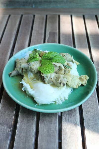 Thajské nudle s kuřecím kari (Petra jeen) v zeleninový pokrm. — Stock fotografie