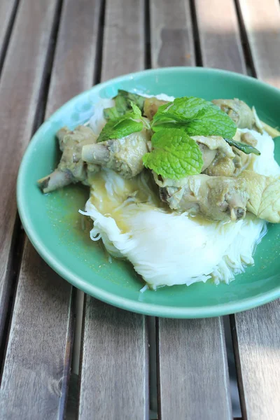 Macarrão tailandês com caril de frango (Kanom jeen) em um prato verde . — Fotografia de Stock