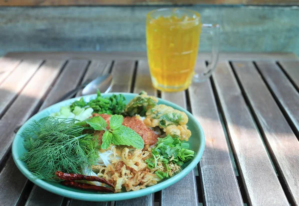 Thaise noedels (Kanom jeen) in een groene schotel. — Stockfoto