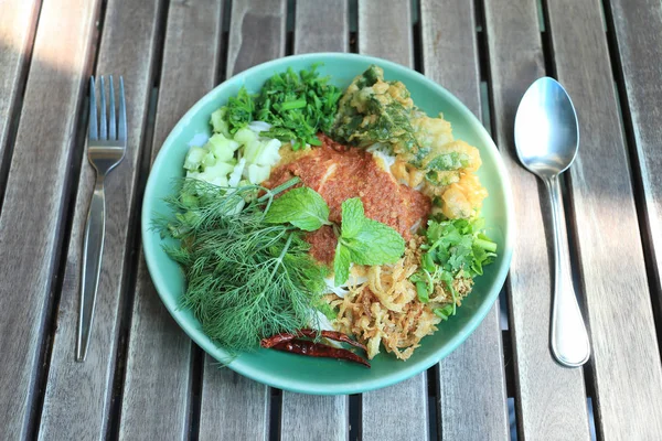 Thaise noedels (Kanom jeen) in een groene schotel. — Stockfoto