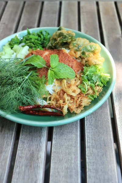 Thaise noedels (Kanom jeen) in een groene schotel. — Stockfoto