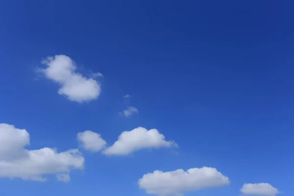 밝은 날씨의 낮에는 푸른 하늘에 구름. — 스톡 사진