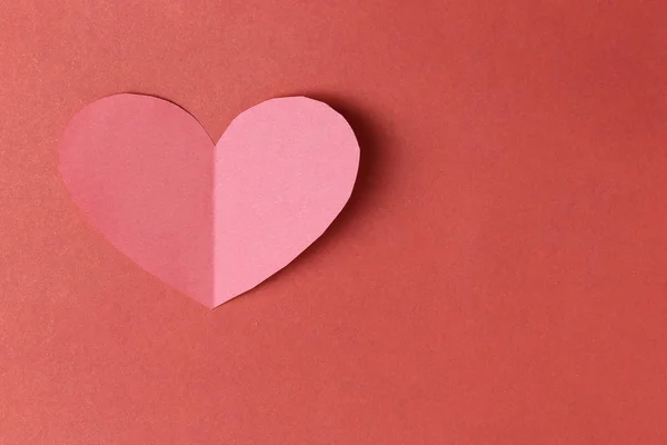 Coeur forme de papier sur le fond de carton rouge . — Photo